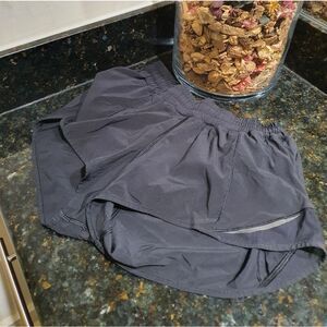 Lululemon Hotty Hot Short II *2.5" Black size 6 women's